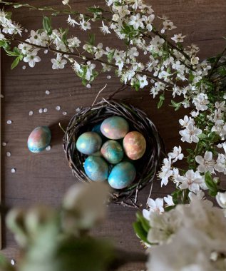 Paskalya temalı yumurtalı paskalya pastaları.