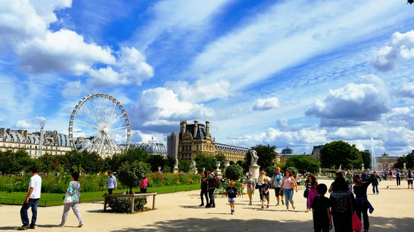 El jardín del Museo del Louvre con noria . — Foto de Stock