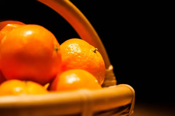 Mandarines dans le panier . — Photo