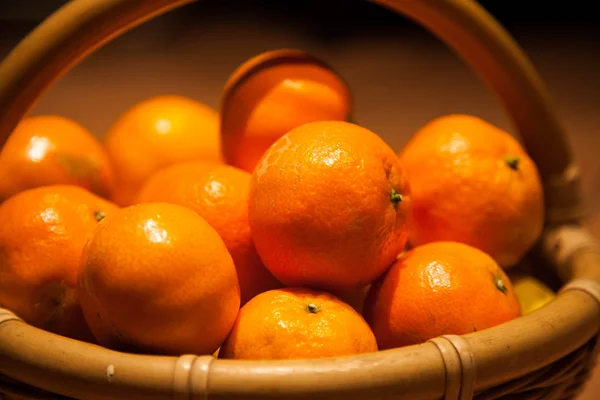 Mandarines dans le panier . — Photo