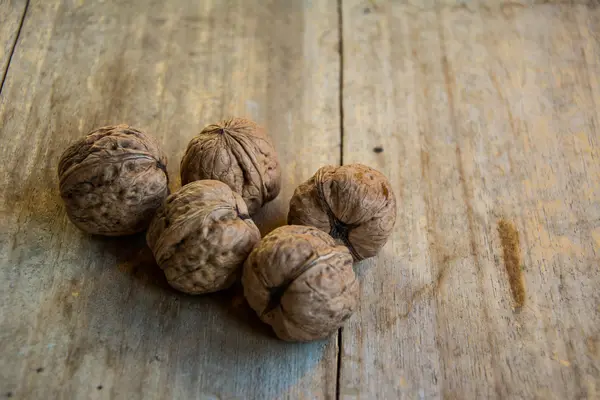 Walnuts on the table. — Stock Photo, Image