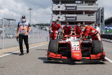 Sochi, Rusya... 27 Eylül 2020: yarış arabası. Kırmızı spor araba. Soçi 'de Formula 2 Grand Prix. Tamirci takımı. FIA.