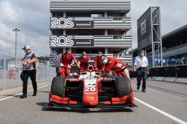 Sochi, Rusya... 27 Eylül 2020: yarış arabası. Kırmızı spor araba. Soçi 'de Formula 2 Grand Prix. Tamirci takımı. FIA.