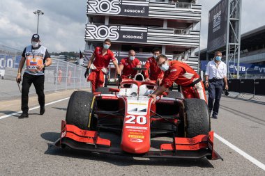 Sochi, Rusya... 27 Eylül 2020: yarış arabası. Kırmızı spor araba. Soçi 'de Formula 2 Grand Prix. Tamirci takımı. FIA.