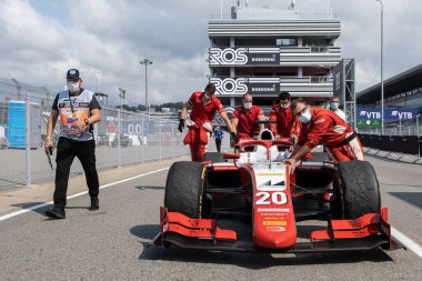 Sochi, Rusya... 27 Eylül 2020: yarış arabası. Kırmızı spor araba. Soçi 'de Formula 2 Grand Prix. Tamirci takımı. FIA.