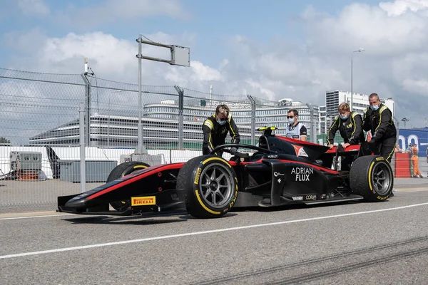 Sotchi, Russie- 27 septembre 2020 : Voiture de course. Une voiture de sport noire. Grand Prix de Formule 2 à Sotchi. Adrian Flux. — Photo