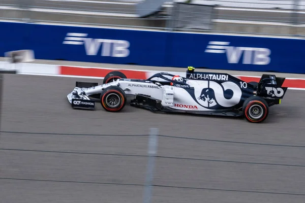 Sotschi, Russland - 27. September 2020: die Strecke während des Formel-1-GP von Russland, Sotschi Autodrom. Zoom Weichzeichnungseffekt, mit selektiver Fokussierung auf Helm, Weichzeichner zeigt Geschwindigkeit der Formel 1. — Stockfoto