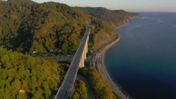 Ponte grande para a auto-estrada através do mar, vista aérea da volta da corrediça do drone, projeto bonito da ponte automotiva no mar. Viajar. Voando sobre a ponte como passagem de carros. Sochi, Rússia — Vídeo de Stock