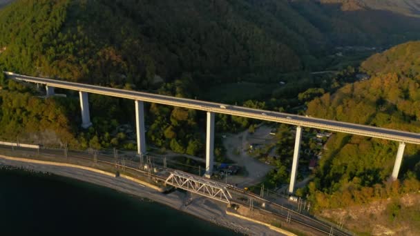 Krásný velký most pro dálnici přes moře, letecký pohled na zatáčku dronu, návrh automobilového mostu na moři. Cestování. Letím přes most jako auto. Soči, Rusko — Stock video