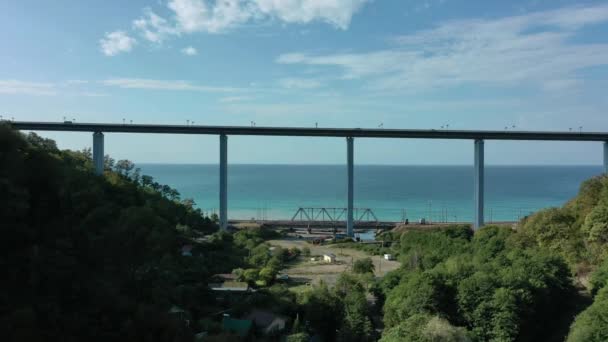 Hermosa vista lateral superior a los coches que conducen en la carretera de nivel en el día. Pintoresco panorama aéreo del tráfico por carretera y la ciudad del sol. Sochi, Rusia. — Vídeos de Stock