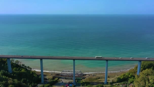 Schöner Blick von oben auf die Autos, die an einem sonnigen Tag auf der Autobahn fahren. Malerisches Luftpanorama der Straßenverkehrs- und Sonnenstadt. Sotschi, Russland. — Stockvideo