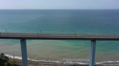 Güneşli bir günde düz yolda giden arabalara güzel bir üst taraf manzarası. Yol trafiği ve Sun City 'nin resimli hava manzarası. Soçi, Rusya. 