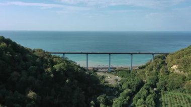 Güneşli bir günde otoyolda giden arabalara güzel bir üst taraf manzarası. Yol trafiği ve Sun City 'nin resimli hava manzarası. Sochi, Rusya. Güneşli bir gün. Panorama.