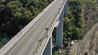 Denizde otoban için güzel, geniş bir köprü, insansız hava aracı dönüşü için hava manzarası, denizdeki otomotiv köprüsünün güzel tasarımı. Seyahat et. Köprüden Araba Geçidi Olarak Uçmak. Sochi, Rusya. Aktarım