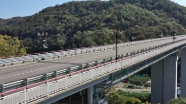 Denizde otoban için güzel, geniş bir köprü, insansız hava aracı dönüşü için hava manzarası, denizdeki otomotiv köprüsünün güzel tasarımı. Seyahat et. Köprüden Araba Geçidi Olarak Uçmak. Sochi, Rusya. Viyadük