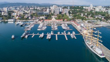 Hava fotoğrafçılığı. Rusya 'nın Karadeniz kıyısı, Soçi şehri, liman, yatlar ve rıhtımdaki gemiler. Şehir eğlencesi