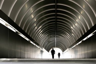 Karanlık bir tünelde yürüyen iki genç sonunda parlak ışığı yönlendiriyor.. 