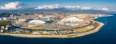 Sochi, Rusya - 12 sep 2020: İHA 'dan havadan video çekimi. Sochi Olimpiyat Parkı manzarası. Fisht Stadyumu. İnsanların dinlendiği şehir plajı. Tatil.