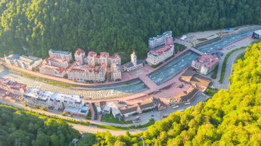 Rosa Khutor plato, binalar, yamaçlar ve sandalyeler. Hava görüntüsü. Olimpiyat köyü Roza Khutor. Üst Manzara. Yukarıdan. Krasnaya polyana