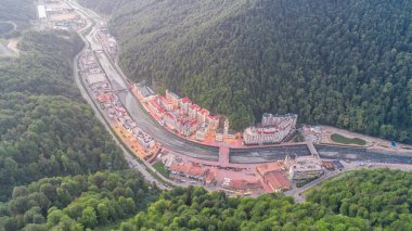 Rosa Khutor plato, binalar, yamaçlar ve sandalyeler. Hava görüntüsü. Olimpiyat köyü Roza Khutor. 