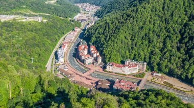 Rosa Khutor plato, binalar, yamaçlar ve sandalyeler. Hava görüntüsü. Olimpiyat köyü Roza Khutor. 