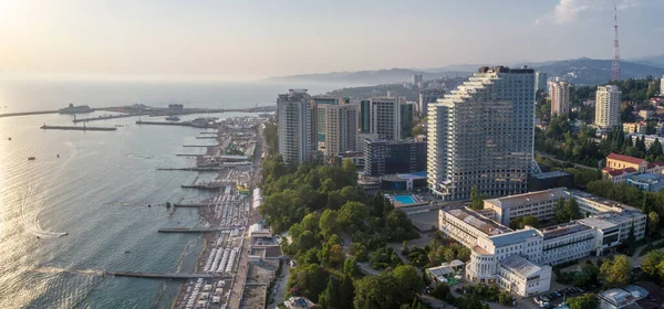 Costa Azul Del Mar Negro Sochi Con Casas Bajo Cielo —  Fotos de Stock