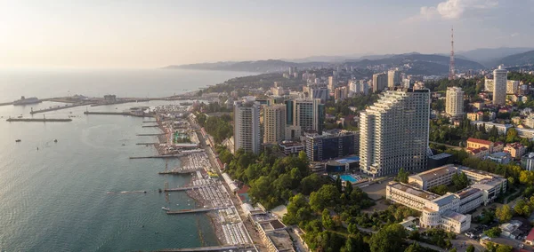 Costa Azul Del Mar Negro Sochi Con Casas Bajo Cielo —  Fotos de Stock