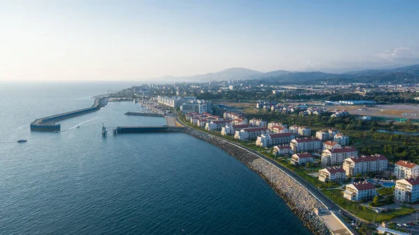 Vista aérea de la costa azul del Mar Negro en el Parque Olímpico de verano en Sochi. — Foto de Stock