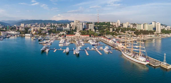 Luftaufnahmen Die Schwarzmeerküste Russlands Die Stadt Sotschi Der Seehafen Yachten lizenzfreie Stockbilder