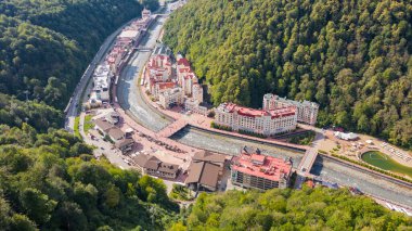 Rosa Khutor plato, binalar, yamaçlar ve sandalyeler. Hava görüntüsü. Olimpiyat köyü Roza Khutor. 