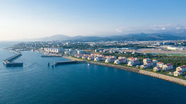 Vista aérea de la costa azul del Mar Negro en verano cerca del Parque Olímpico de Sochi. — Foto de Stock