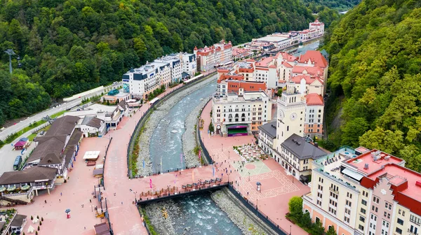 Sochi, Russia - 10 sep 2020: Rosa Khutor plateau, buildings, slope and chair lifts.空中风景。奥林匹克村Roza Khutor 。Krasnaya polyana — 图库照片