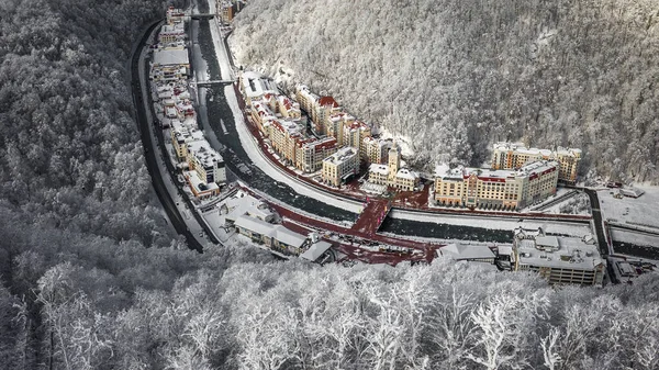 Plateau Rosa Khutor, gebouwen, hellingen en stoeltjesliften. Luchtfoto 's. Olympisch dorp Roza Khutor. Stockfoto