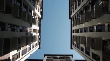 Büyük ticari uçaklar alçaktan ve yüksek evlere yakın yerlere uçar. Yüksek binaların üzerinde uçan uçağın nefes kesici görüntüsü. 