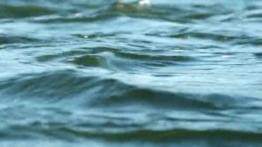 Mavi su dalgaları yüzeyi, fotokopi alanı olan güzel bir arka plan. Temiz içme suyu, renkli bir video. Çevresel sorunlar, iklim değişikliği, kuraklık, içme suyu eksikliği.