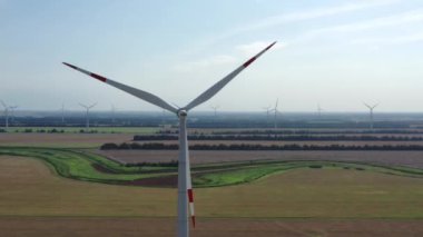 Elektrik üreten rüzgar türbinleri. Rüzgâr değirmeni güç teknolojisi. Enerji Üretiminde hava aracı görüntüsü. Kapatın. Havadan hareket ediyor. Rüzgarın kinetik enerjisini elektrik enerjisine çevirir. 