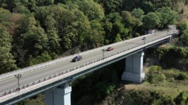 Denizde otoban için güzel, geniş bir köprü, insansız hava aracı dönüşü için hava manzarası, denizdeki otomotiv köprüsünün güzel tasarımı. Seyahat et. Köprüden Araba Geçidi Olarak Uçmak. Soçi, Rusya