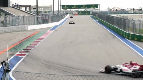 SOCHI, RUSSIA - 2020 년 9 월 26 일 : Formula 1 cars during Free Practice session at Formula 1 Grand Prix of Russia Sochi 2020... 경주용 경마장을 따라 질주하는 포뮬러 1 호 — 비디오