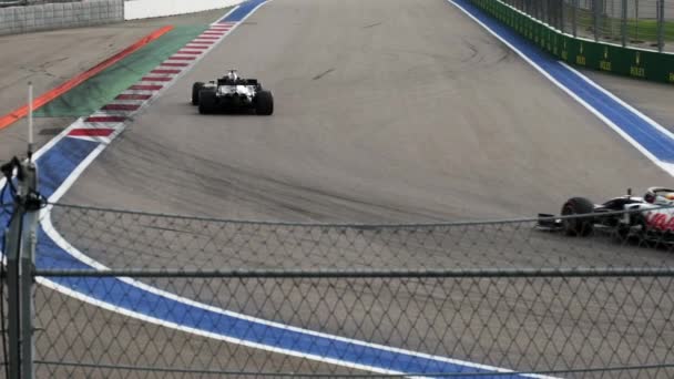 SOCHI, RUSSIA - 26 September 2020: Formula 1 cars during Free Practice session at Formula 1 Grand Prix of Russia 2020. Formula one racecar speeding along the racetrack, Sochi 2020. — Stock Video