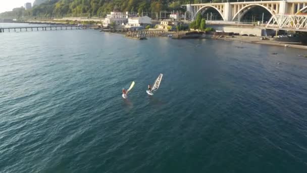 Sochi, Rússia - 11 set 2020: homem e mulher de fato de banho em pé sobre prancha e nada surfando no mar com uma raquete para natação amigos surfistas esporte remo close up. Sochi, Rússia. antena — Vídeo de Stock