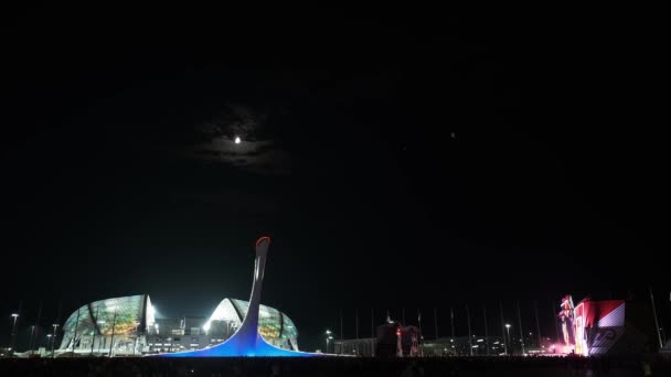 Sochi, Russia 26 sepp 2020: Time lapse videos. Олимпийский парк Сочи. Олимпийский огненный кубок. Фонтан. Вечернее освещение. Видео с временной задержкой. Событие. Фишт. — стоковое видео