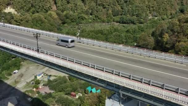Schöne große Brücke für die Autobahn über das Meer, Luftaufnahme der Drohnenrutsche drehen, schönes Design der Automobilbrücke im Meer. Beim Vorbeifahren über Brücke geflogen Sotschi, Russland — Stockvideo
