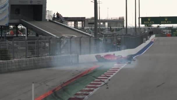 Sochi, Rusland - 26 sep 2020: Ongeval van een Formule 1-auto op de baan in Sochi. Russische Grand Prix Sochi. Een Ferrari auto. Crach — Stockvideo