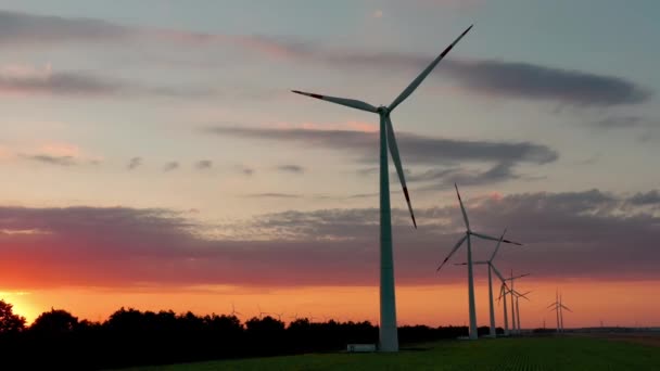 Vista aérea da fazenda de moinhos de vento para a produção de energia. Turbinas eólicas geradoras de energia renovável limpa para o desenvolvimento sustentável. Grandes turbinas eólicas. Energia alternativa — Vídeo de Stock