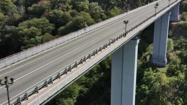 Schöne große Brücke für die Autobahn über das Meer, Luftaufnahme der Drohnenrutsche drehen, schönes Design der Automobilbrücke im Meer. Reisen. Beim Vorbeifahren über Brücke geflogen Sotschi, Russland. Verkehr — Stockvideo