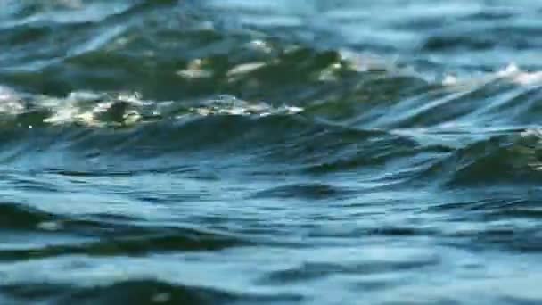 Superficie de olas de agua azul, hermoso fondo con espacio de copia. Agua potable fresca, video colorido. Problemas ambientales, cambio climático, sequía, falta de agua potable. — Vídeo de stock