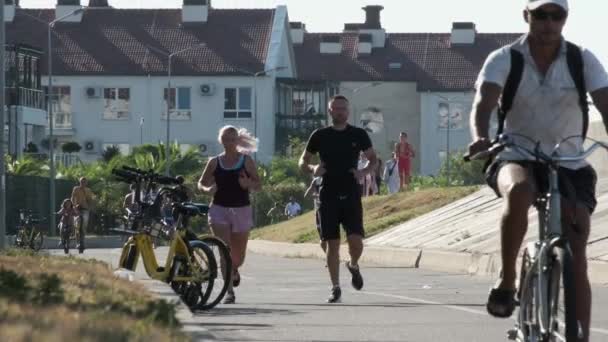 Sochi, Ρωσία - 20 Αυγούστου 2020: Νέοι άνθρωποι ένας άντρας και ένα κορίτσι ασχολούνται με τον αθλητισμό. Τρέχω. Ενεργός υγιεινός τρόπος ζωής. Αθλητισμός. Πρωί τρέξιμο. Αθλητική φόρμα. — Αρχείο Βίντεο