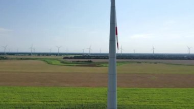 Elektrik üreten rüzgar türbinleri. Rüzgâr değirmeni güç teknolojisi. Havadan hareket ediyor. Rüzgar türbini, rüzgarın kinetik enerjisini elektrik enerjisine dönüştüren bir aygıttır.. 