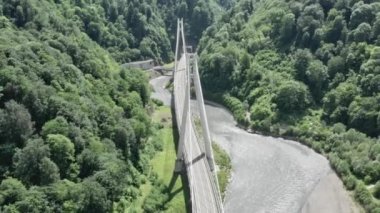 Modern kablolu yol köprüsü Sochi Rusya. Arabalar yüksek dağlar arasında trafiği nehre çevirir. Doğal manzara Adler. Seyahat işaretleri. Sütunları kapat Hava