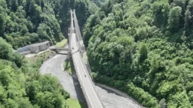 Modern kablolu yol köprüsü Sochi Rusya. Arabalar yüksek dağlar arasında trafiği nehre çevirir. Güzel doğal manzara. Seyahat işaretleri. Sütunları kapat Hava